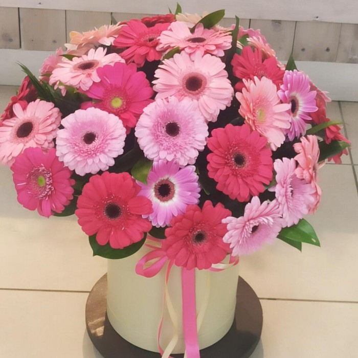 Гербера в шляпной коробке